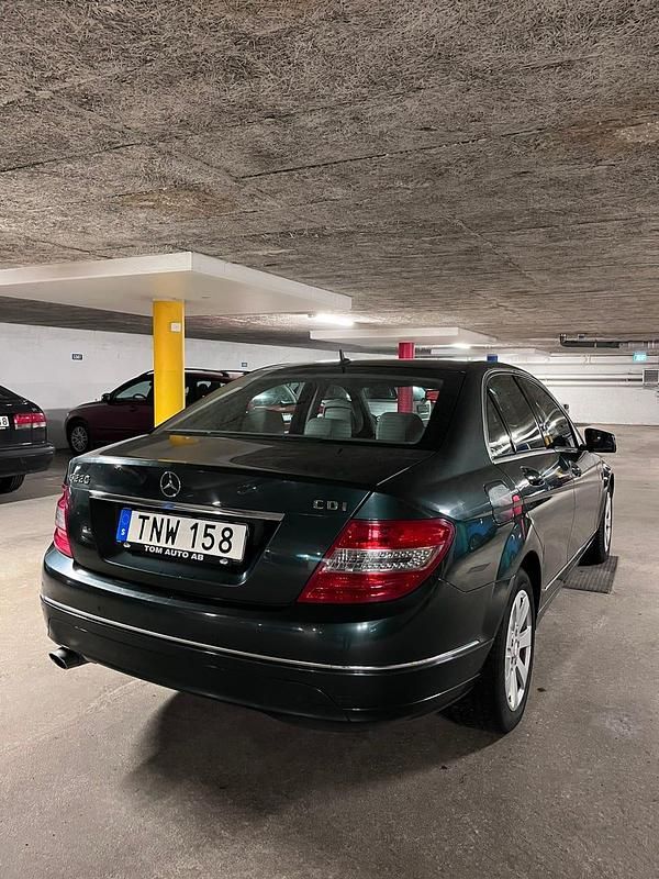 Begagnad 2010 Mercedes C220 Sedan | 80 000 kr (Marknadspris) - Bild 1/4