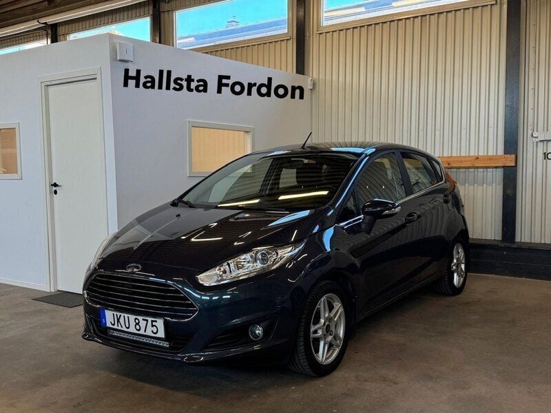 Grå Begagnad 2014 Ford Fiesta Titanium Halvkombi | 104 900 kr (Marknadspris) - Bild 1/4