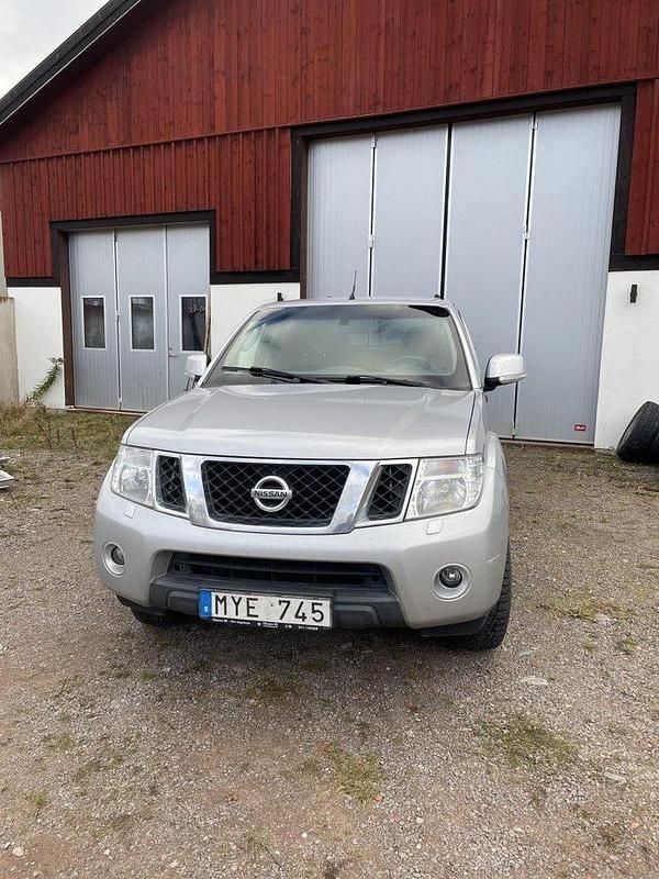 Silver Begagnad 2013 Nissan Navara Pickup | 117 500 kr (Marknadspris) - Bild 1/4