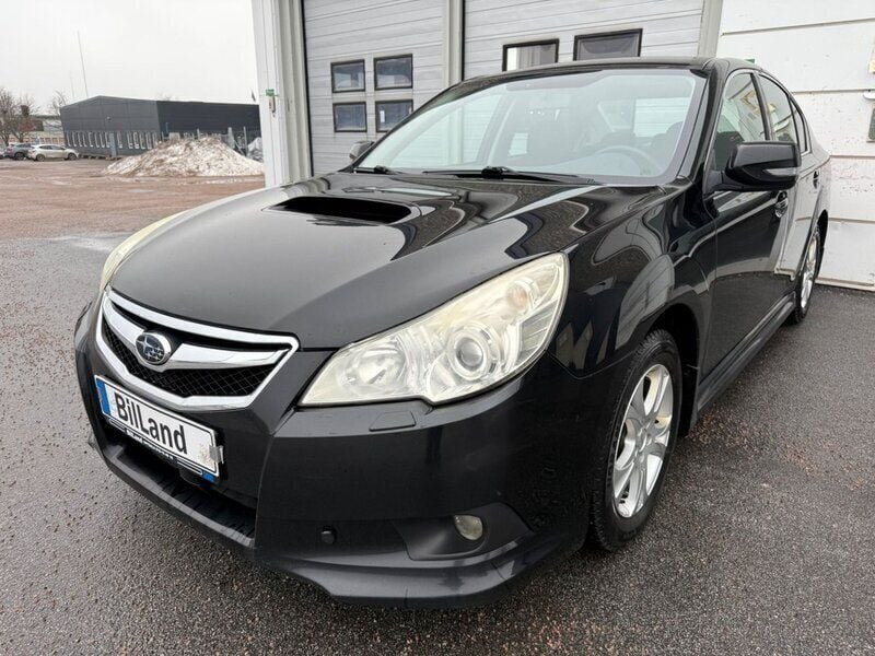 Svart Begagnad 2010 Subaru Legacy Sedan | 39 900 kr (Marknadspris) - Bild 1/4
