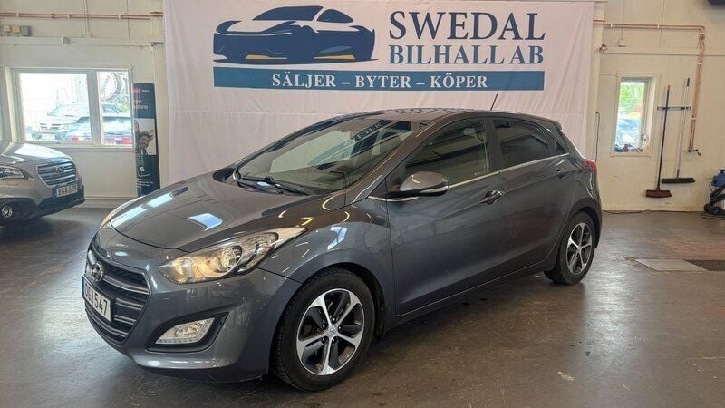 Mörkgrå (grå) Begagnad 2017 Hyundai i30 Premium Halvkombi | 109 800 kr (Marknadspris) - Bild 1/4