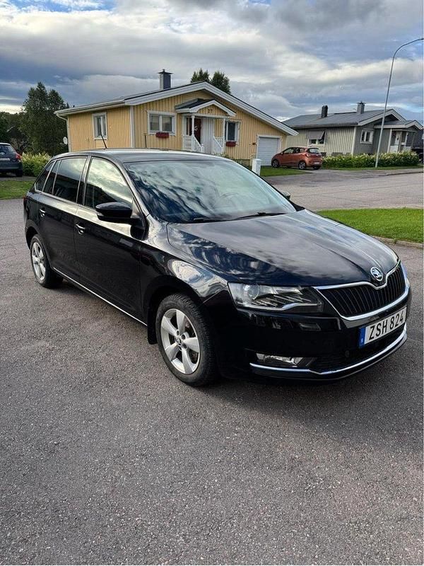 Svart Begagnad 2018 Skoda Rapid Halvkombi | 120 000 kr (Marknadspris) - Bild 1/4