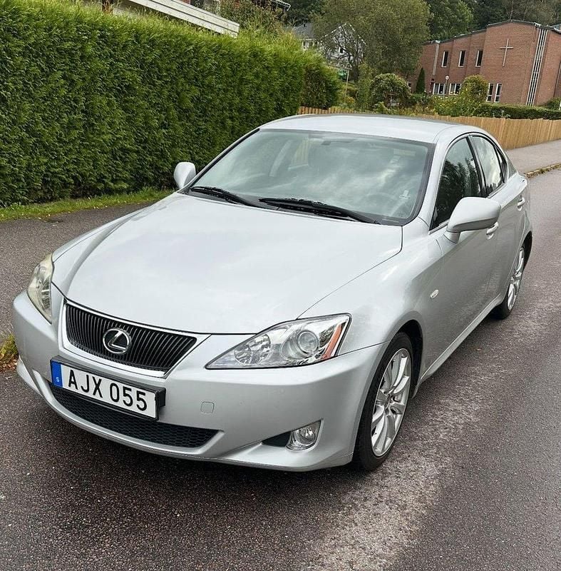 Silver Begagnad 2008 Lexus IS250 Sedan | 84 375 kr (Marknadspris) - Bild 1/4