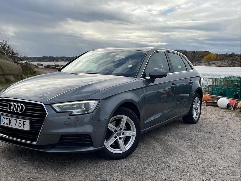 Grå Begagnad 2020 Audi A3 Sportback Proline Halvkombi | 182 000 kr (Marknadspris) - Bild 1/4