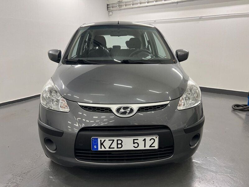 Grå Begagnad 2010 Hyundai i10 Halvkombi | 44 900 kr (Marknadspris) - Bild 1/4
