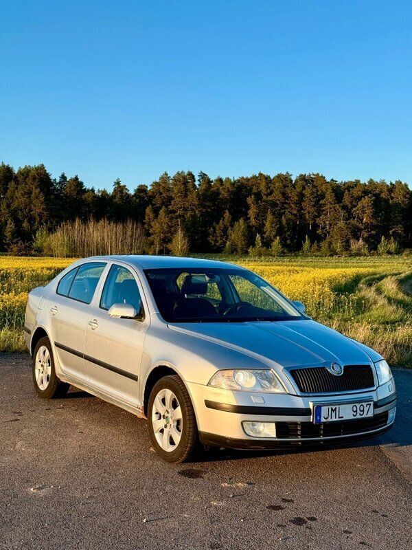 Silver Begagnad 2008 Skoda Octavia Halvkombi | 29 990 kr (Marknadspris) - Bild 1/4
