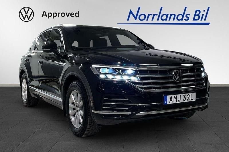 Svart Begagnad 2022 VW Touareg Elegance SUV | 599 900 kr (Superpris) - Bild 1/4