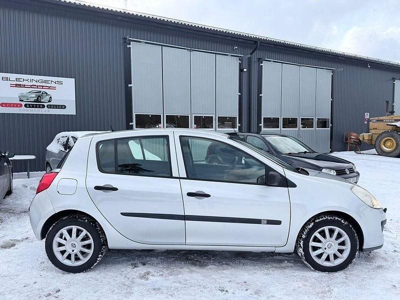 Begagnad Renault Clio R.S. 98 HK (72 kW) 2006 Ljusgrå Halvkombi