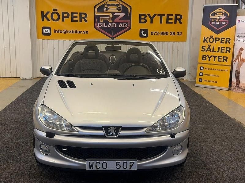 Grå Begagnad 2004 Peugeot 206 CC Cab | 29 900 kr (Marknadspris) - Bild 1/4