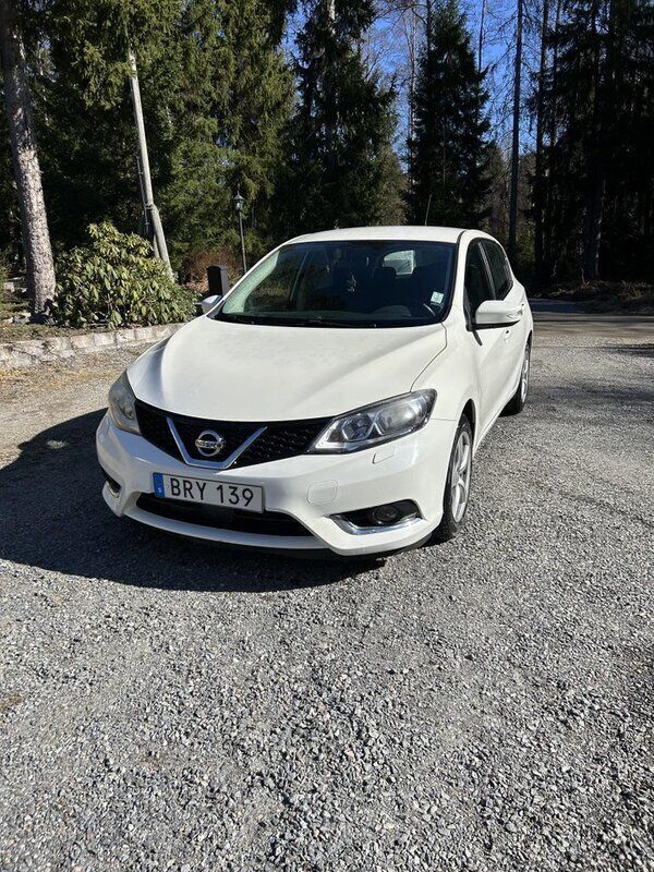 Vit Begagnad 2015 Nissan Pulsar Halvkombi | 82 000 kr (Bra pris) - Bild 1/4
