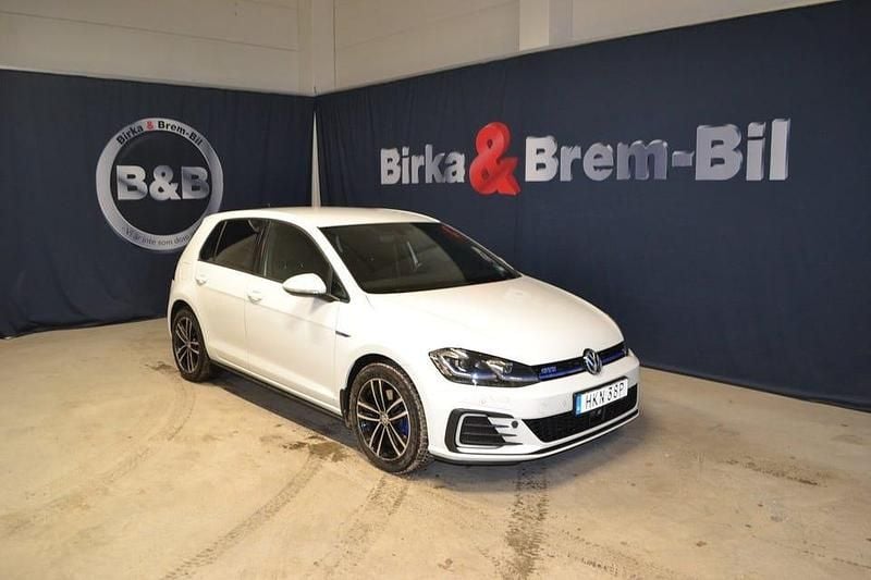 Begagnad VW Golf VIII GTE 204 HK (150 kW) 2020 Vit Halvkombi