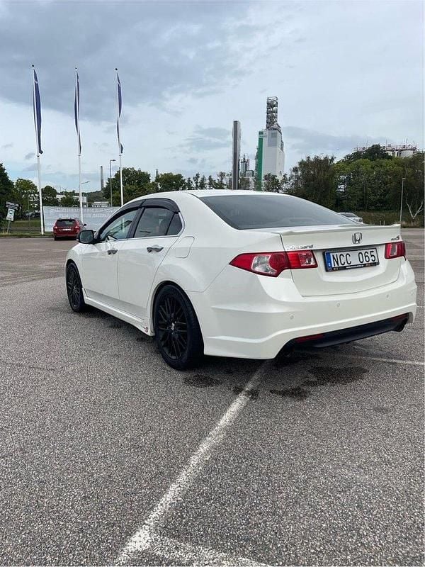 Vit Begagnad 2009 Honda Accord Executive Sedan | 59 900 kr (Marknadspris) - Bild 1/4