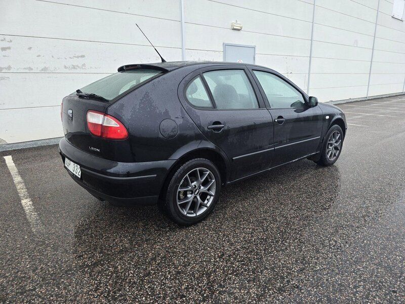 Svart Begagnad 2001 Seat Leon Halvkombi | 16 500 kr (Lite dyr) - Bild 1/4
