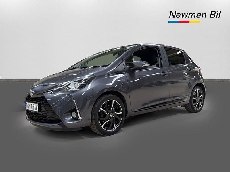 Grå Begagnad 2017 Toyota Yaris Hybrid Active Halvkombi | 139 900 kr (Marknadspris) - Bild 1/4