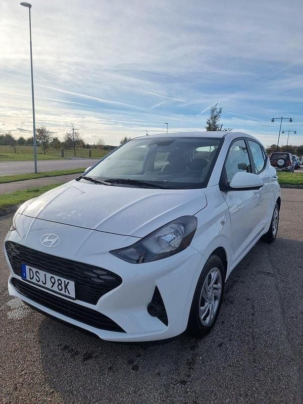 Vit Ny 2025 Hyundai i10 Halvkombi | 169 990 kr (Marknadspris) - Bild 1/4