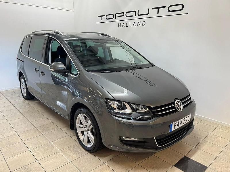 Mörkgrå Begagnad 2017 VW Sharan Minibuss | 229 900 kr (Marknadspris) - Bild 1/4