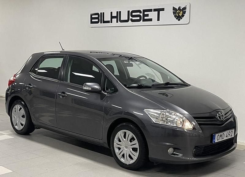 Mörkgrå Begagnad 2009 Toyota Auris Plus Halvkombi | 54 900 kr (Marknadspris) - Bild 1/4