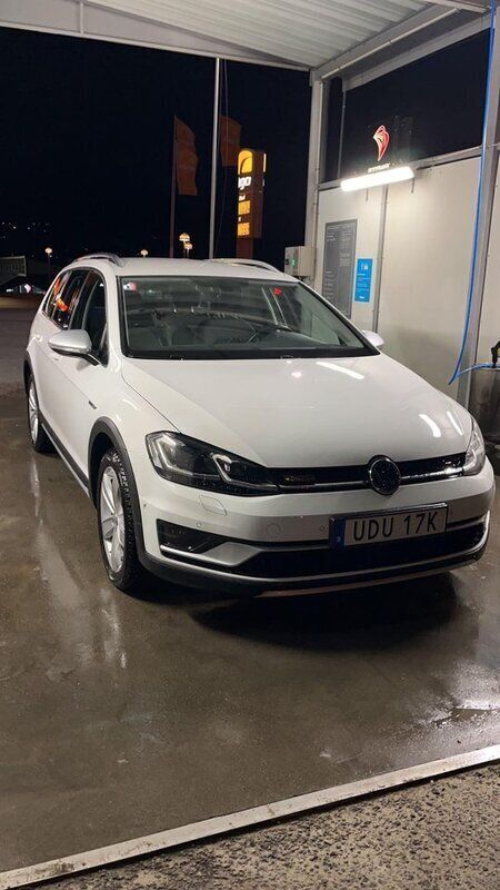 Vit Begagnad 2019 VW Golf Alltrack Kombi | 239 000 kr (Marknadspris) - Bild 1/4