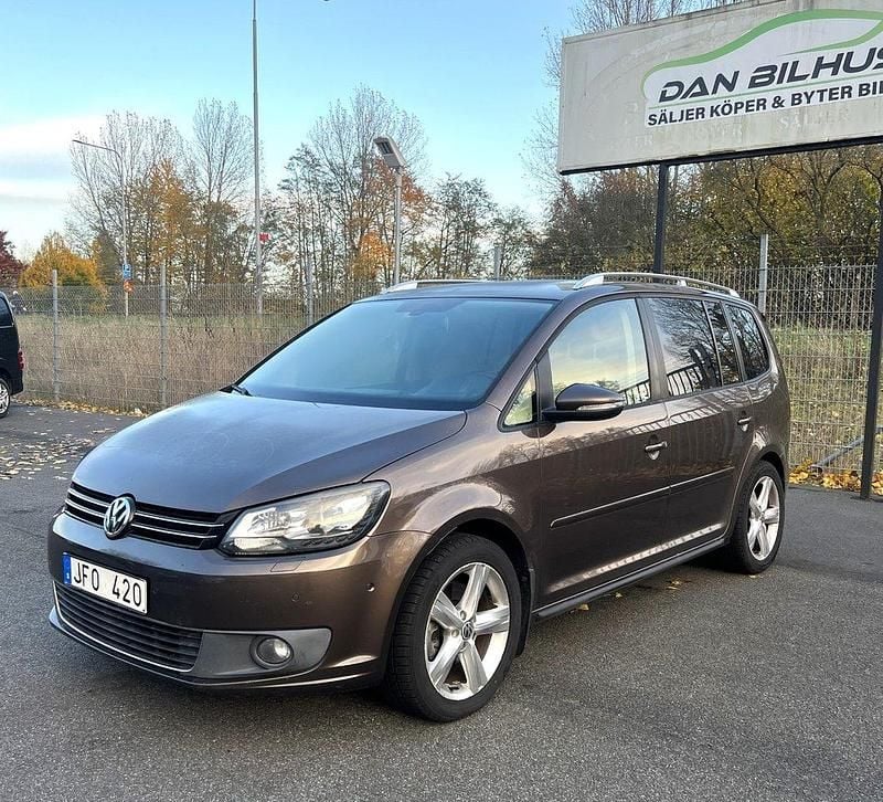 Brun Begagnad 2012 VW Touran Minibuss | 74 900 kr (Bra pris) - Bild 1/4