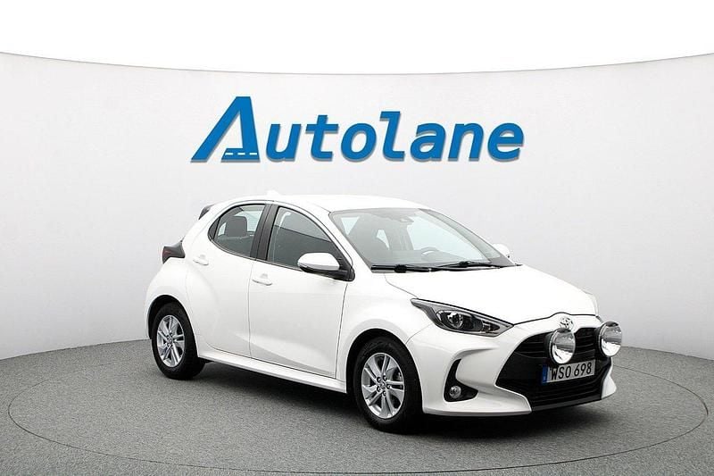 Vit Begagnad 2020 Toyota Yaris Active Halvkombi | 179 900 kr (Bra pris) - Bild 1/3