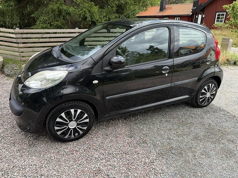 Svart Begagnad 2009 Peugeot 107 Halvkombi | 33 000 kr (Marknadspris) - Bild 1/4