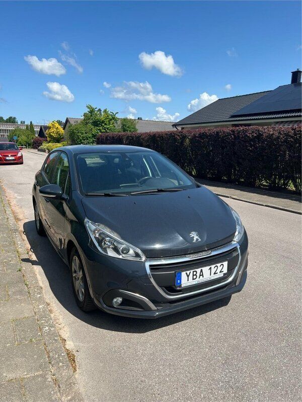 Grå Begagnad 2015 Peugeot 208 Halvkombi | 40 000 kr (Marknadspris) - Bild 1/4