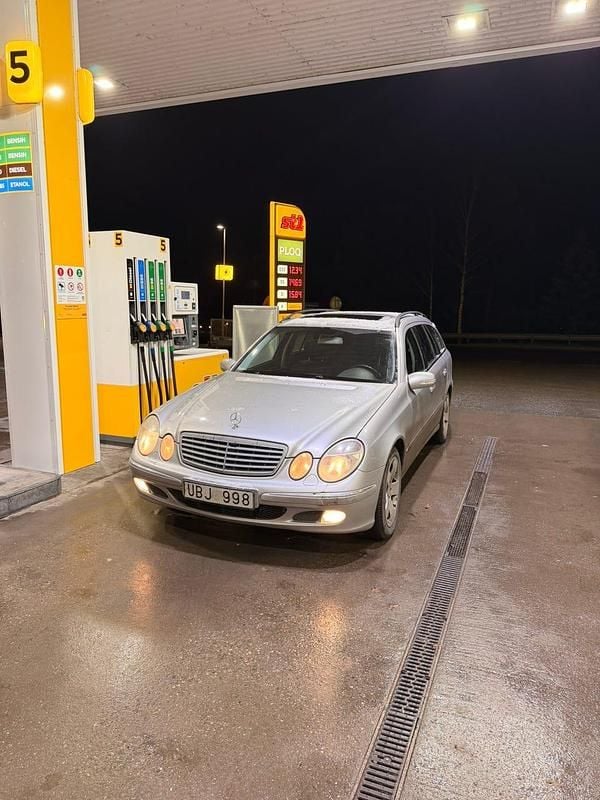 Begagnad Mercedes E240 177 HK (130 kW) 2003 Grå/silver metallic
