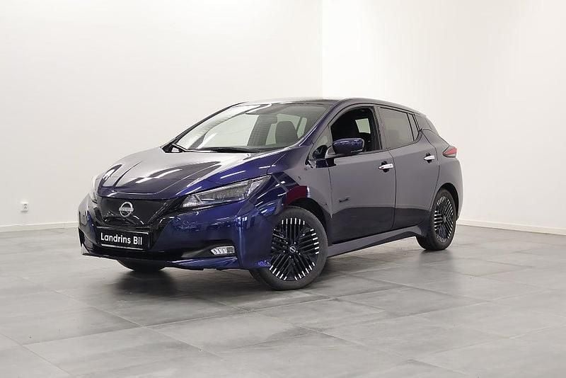 Begagnad Nissan Leaf 360º 110 kW (150 HK) 2022 Mörkblå Halvkombi