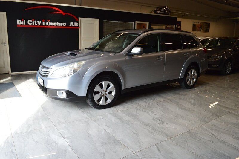 Silver Begagnad 2012 Subaru Outback SUV | 79 900 kr (Marknadspris) - Bild 1/4