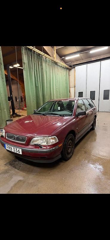Begagnad Volvo V40 115 HK (84 kW) 1998 Röd Kombi