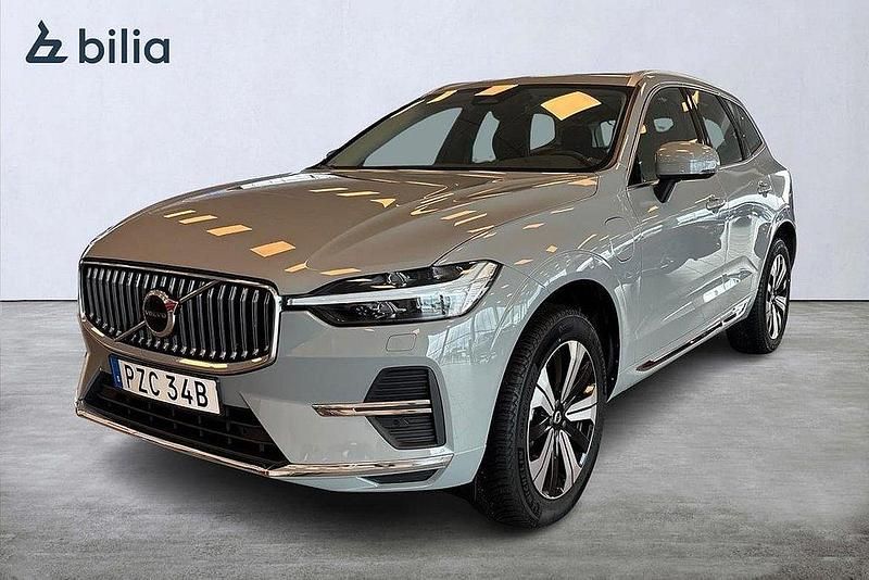 Grå Begagnad 2023 Volvo XC60 Plus SUV | 499 900 kr (Marknadspris) - Bild 1/3