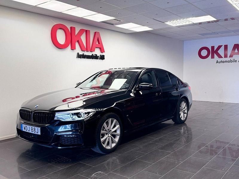 Svart Begagnad 2020 BMW 530e iPerformance Sedan | 319 900 kr (Marknadspris) - Bild 1/4