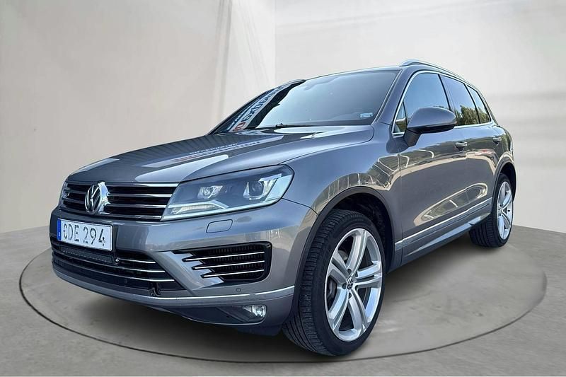 Grå Begagnad 2017 VW Touareg R-line SUV | 140 000 kr - Bild 1/4