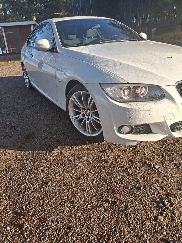 Vit Begagnad 2010 BMW 320 M Sport Sportkupé | 65 000 kr (Superpris) - Bild 1/4