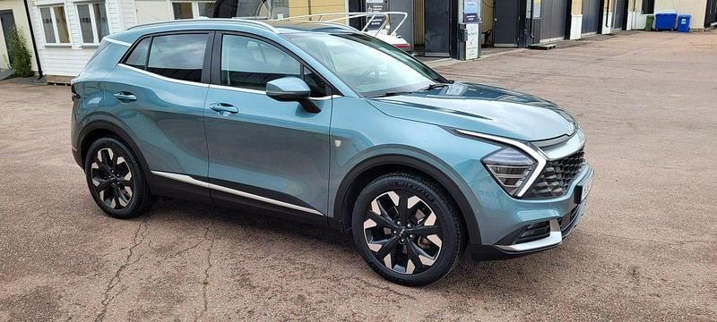 Grå Begagnad 2022 Kia Sportage Advance SUV | 369 900 kr (Marknadspris) - Bild 1/4