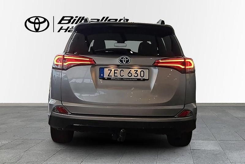 Begagnad Toyota RAV4 Hybrid 200 HK (147 kW) 2018 Silver SUV