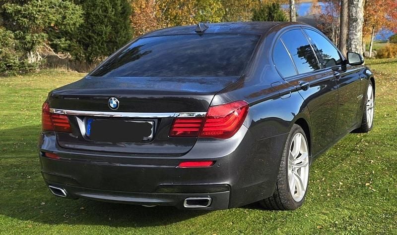 Grå Begagnad 2014 BMW 740 M Sport Sedan | 209 000 kr - Bild 1/4