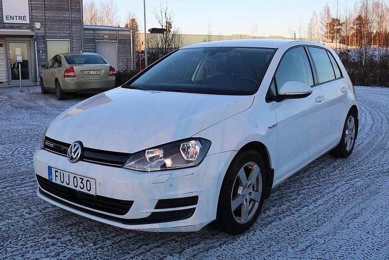 Vit Begagnad 2016 VW Golf VII Halvkombi | 46 900 kr - Bild 1/4