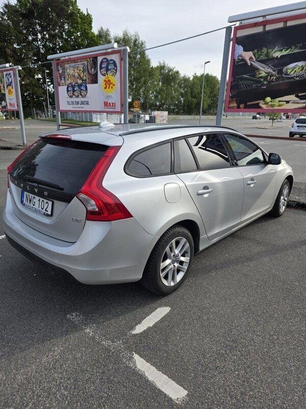 Grå Begagnad 2013 Volvo V60 Kombi | 79 000 kr (Superpris) - Bild 1/4