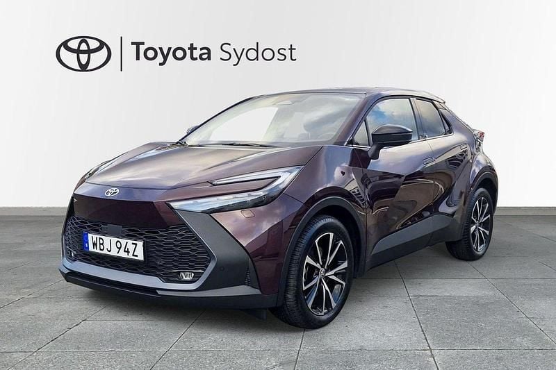 Lila (mörklila metallic) Begagnad 2024 Toyota C-HR Style SUV | 409 000 kr (Bra pris) - Bild 1/4
