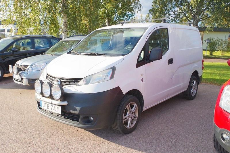 Vit Begagnad 2015 Nissan NV200 Van | 79 500 kr (Lite dyr) - Bild 1/4