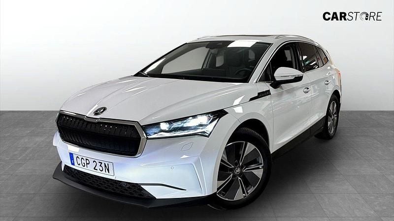 Vit (white) Begagnad 2023 Skoda Enyaq iV SportLine SUV | 419 900 kr (Marknadspris) - Bild 1/4