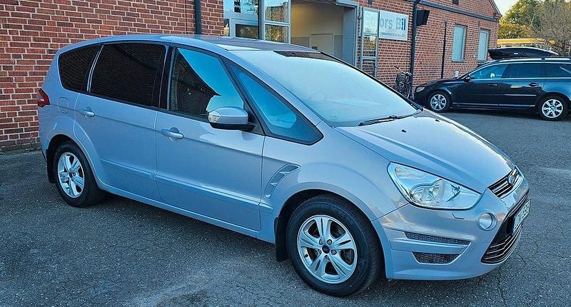 Begagnad Ford S-MAX Trend 146 HK (107 kW) 2010 Grå (gråmetallic) Minibuss
