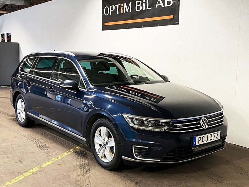 Mörkblå (blåmet) Begagnad 2017 VW Passat GTE Kombi | 122 900 kr (Lite dyr) - Bild 1/4