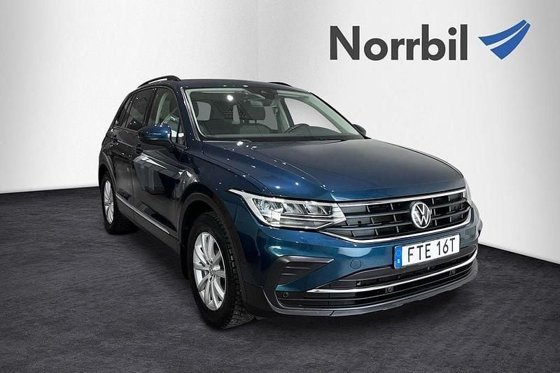 Blå Begagnad 2020 VW Tiguan Life SUV | 269 000 kr (Marknadspris) - Bild 1/4