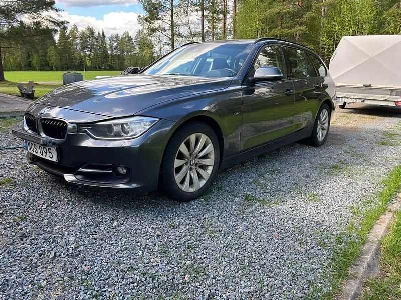 Begagnad 2013 BMW 320 Kombi | 120 000 kr (Dyr) - Bild 1/4
