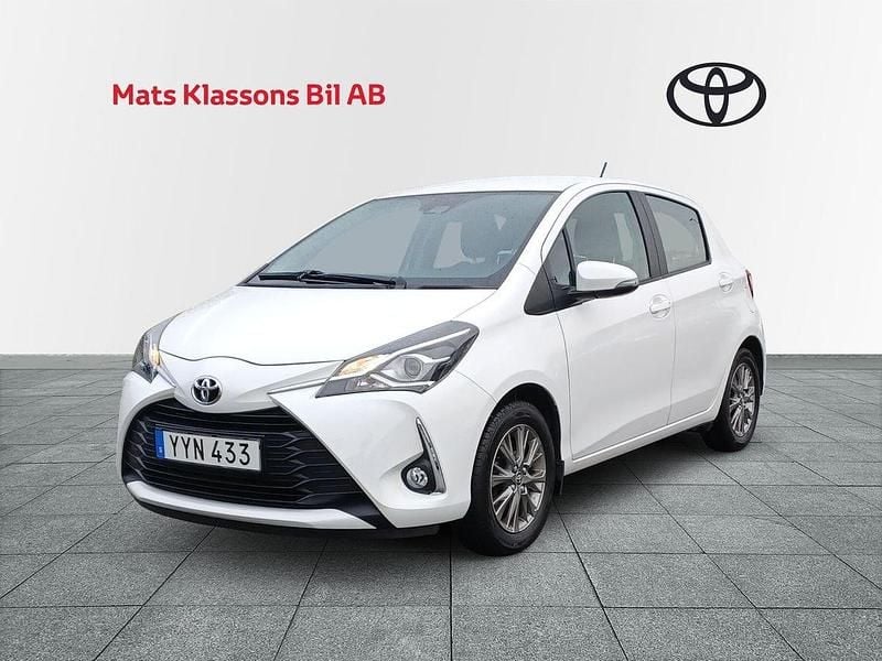 Vit Begagnad 2017 Toyota Yaris Active Halvkombi | 139 000 kr (Marknadspris) - Bild 1/4