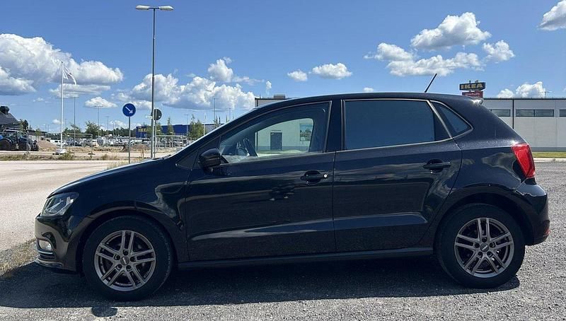 Svart Begagnad 2016 VW Polo Halvkombi | 99 000 kr (Superpris) - Bild 1/4