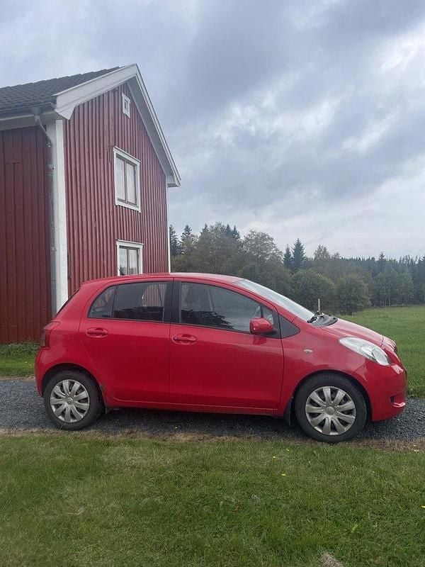 Röd Begagnad 2007 Toyota Yaris Halvkombi | 24 900 kr (Bra pris) - Bild 1/4