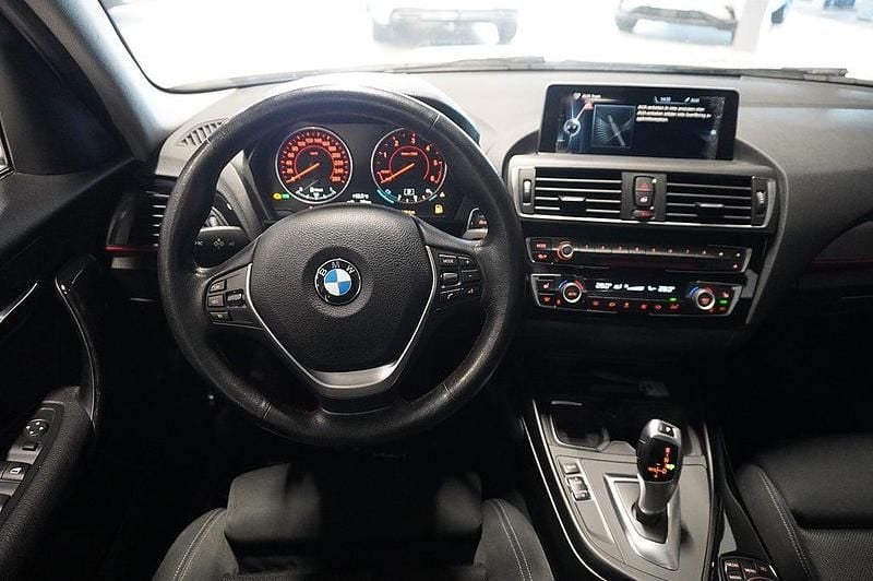 Begagnad BMW 118 Sport Line 150 HK (110 kW) 2015 Vit Halvkombi